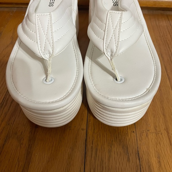 BERNESS White Platform Flip Flops - Picture 2 of 5